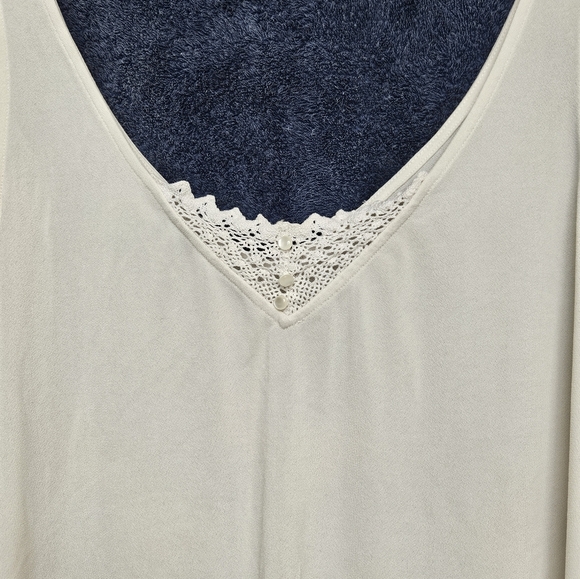 Sleeveless blouse - Picture 3 of 3